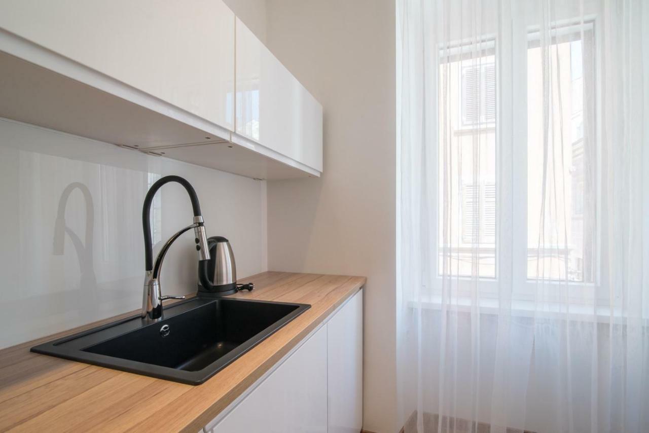 Leona Deluxe Apartments Pula Zewnętrze zdjęcie